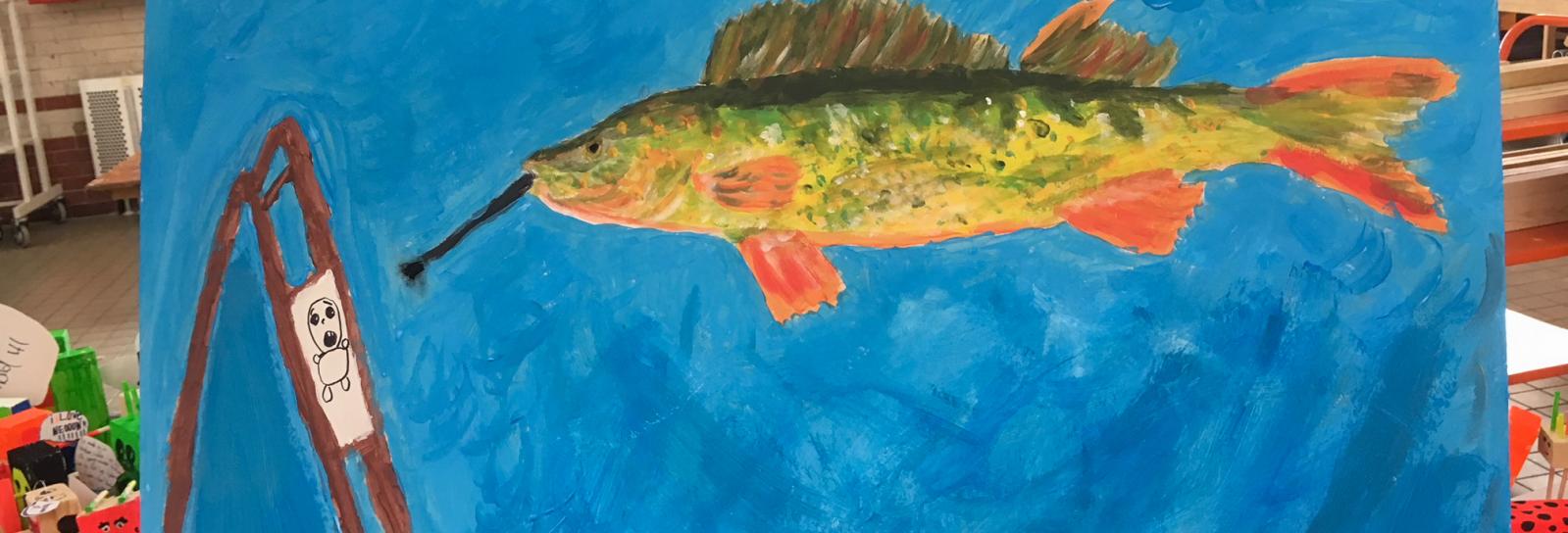 Et maleri af en fisk som maler et menneske på lærred
